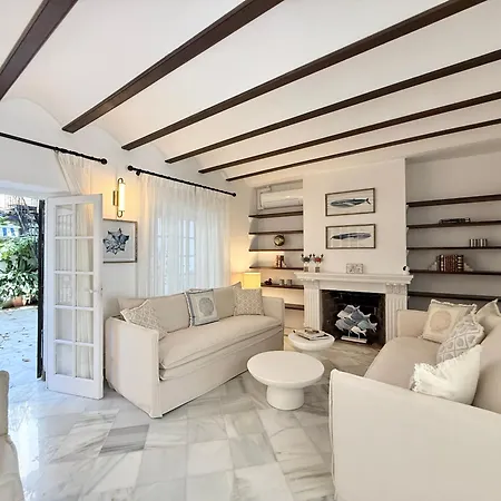 Отель La Cle Boutique Old Town